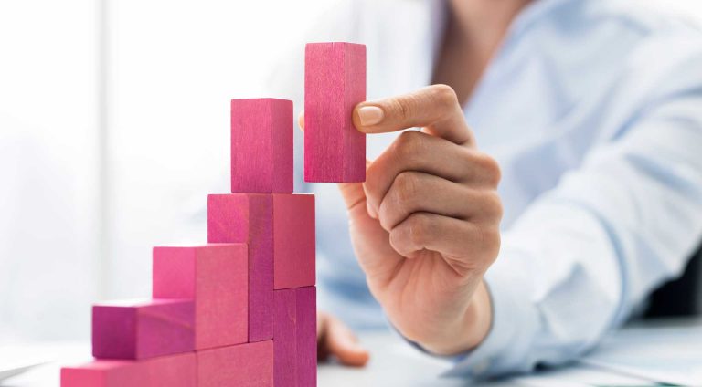 Statut en Israël Cabinet Expert Comptable Dray & Dray businesswoman-building-a-growing-financial-chart-YDS3QJ5